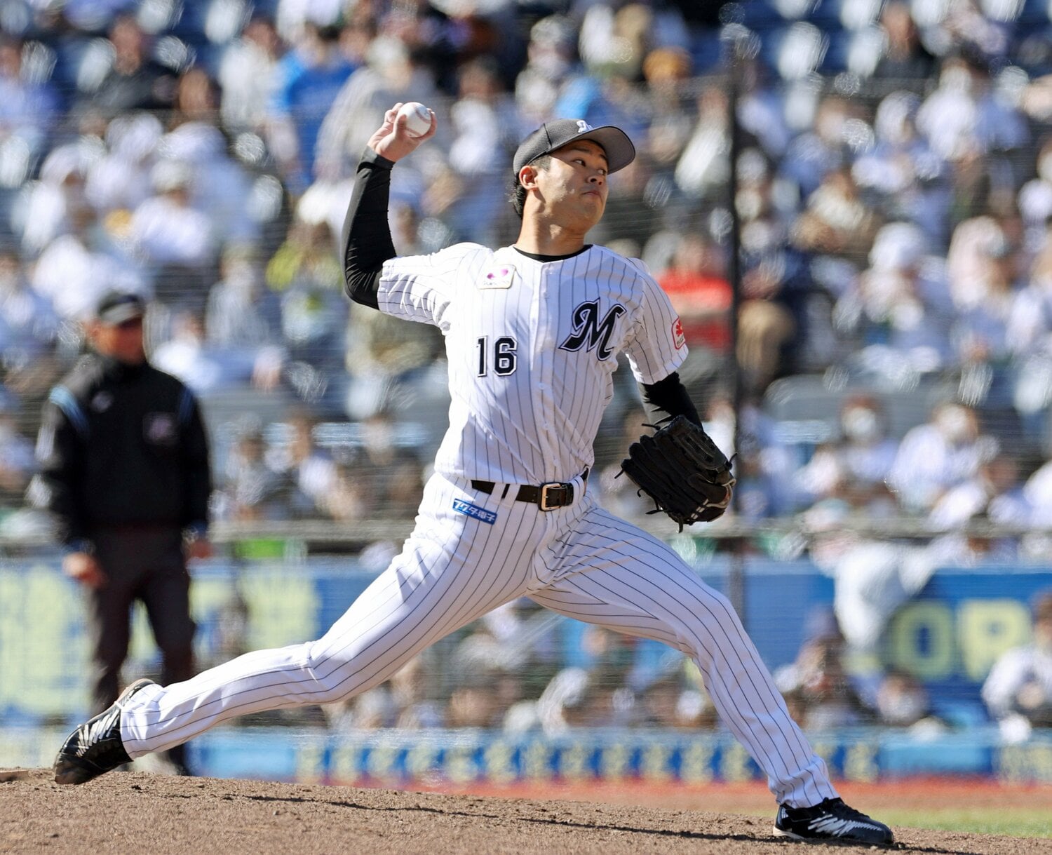 オープン戦で力投する種市。開幕2戦目、ソフトバンク戦（PayPayドーム）で先発のマウンドに立つ　©︎JIJI PRESS