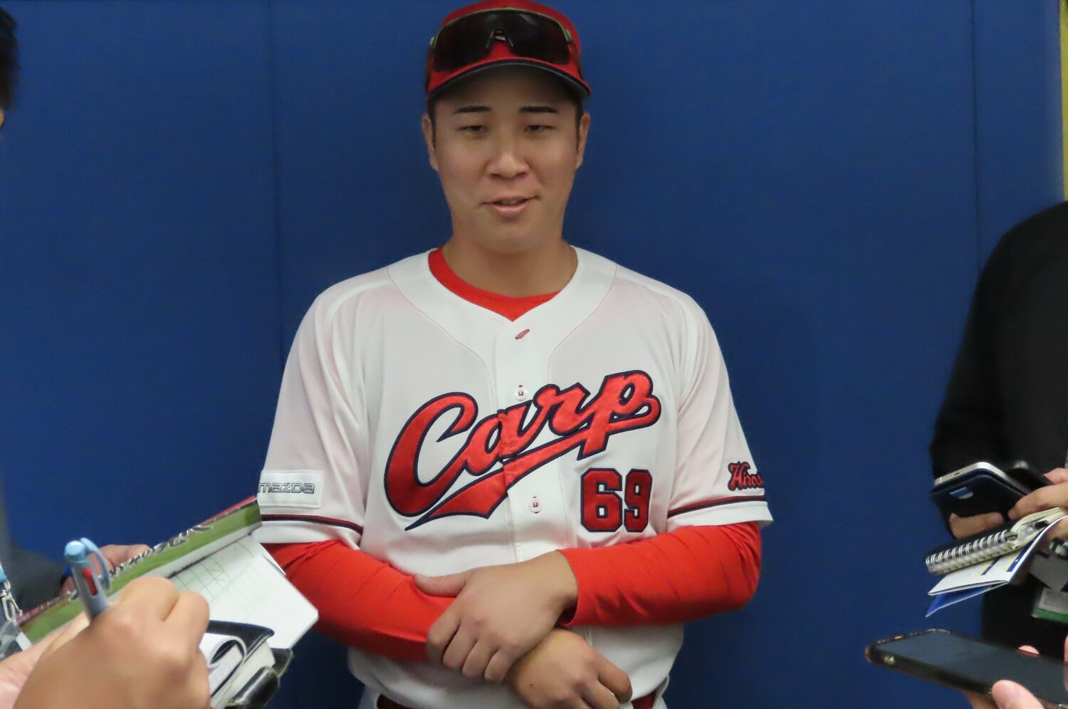 囲み取材を受ける山足　©Kou Hiroo