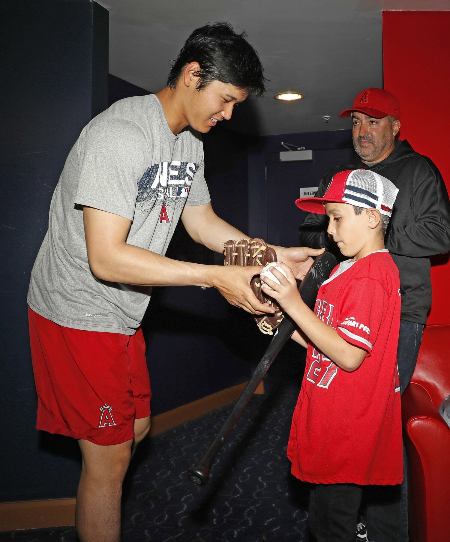 2018年、大谷のメジャー第1号ホームランボールをキャッチした少年ファンは、本人から直筆サイン入りバットをもらった　©JIJI PRESS