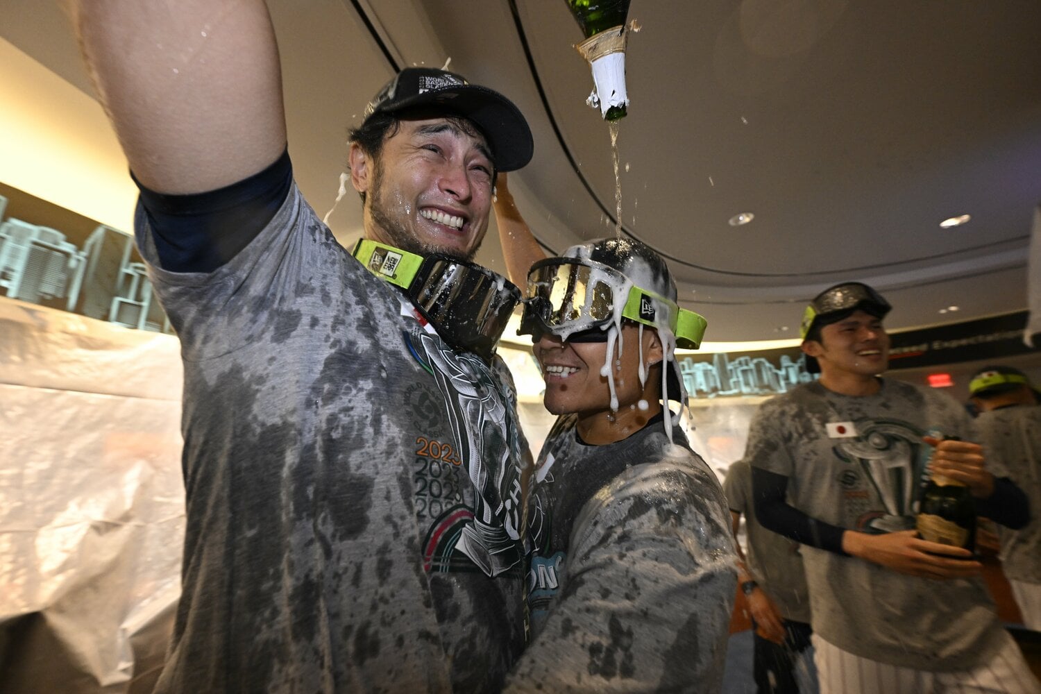 優勝後のシャンパンファイトで中村にシャンパンをかけるダルビッシュ　©代表撮影