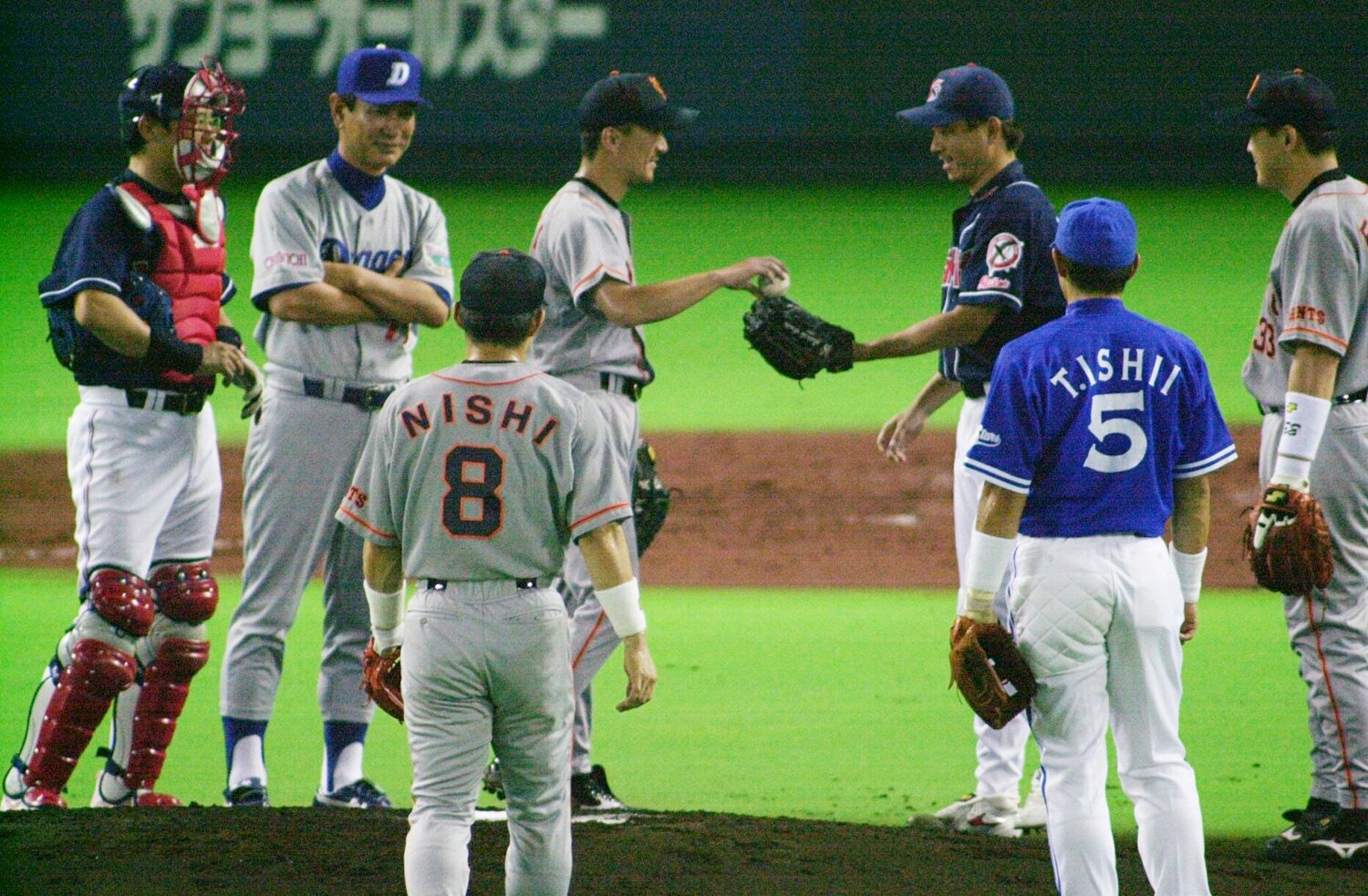 2001年オールスター第1戦（福岡ドーム）で先発した弟・祐作からボールを受け取る入来智　©︎Sankei Shimbun