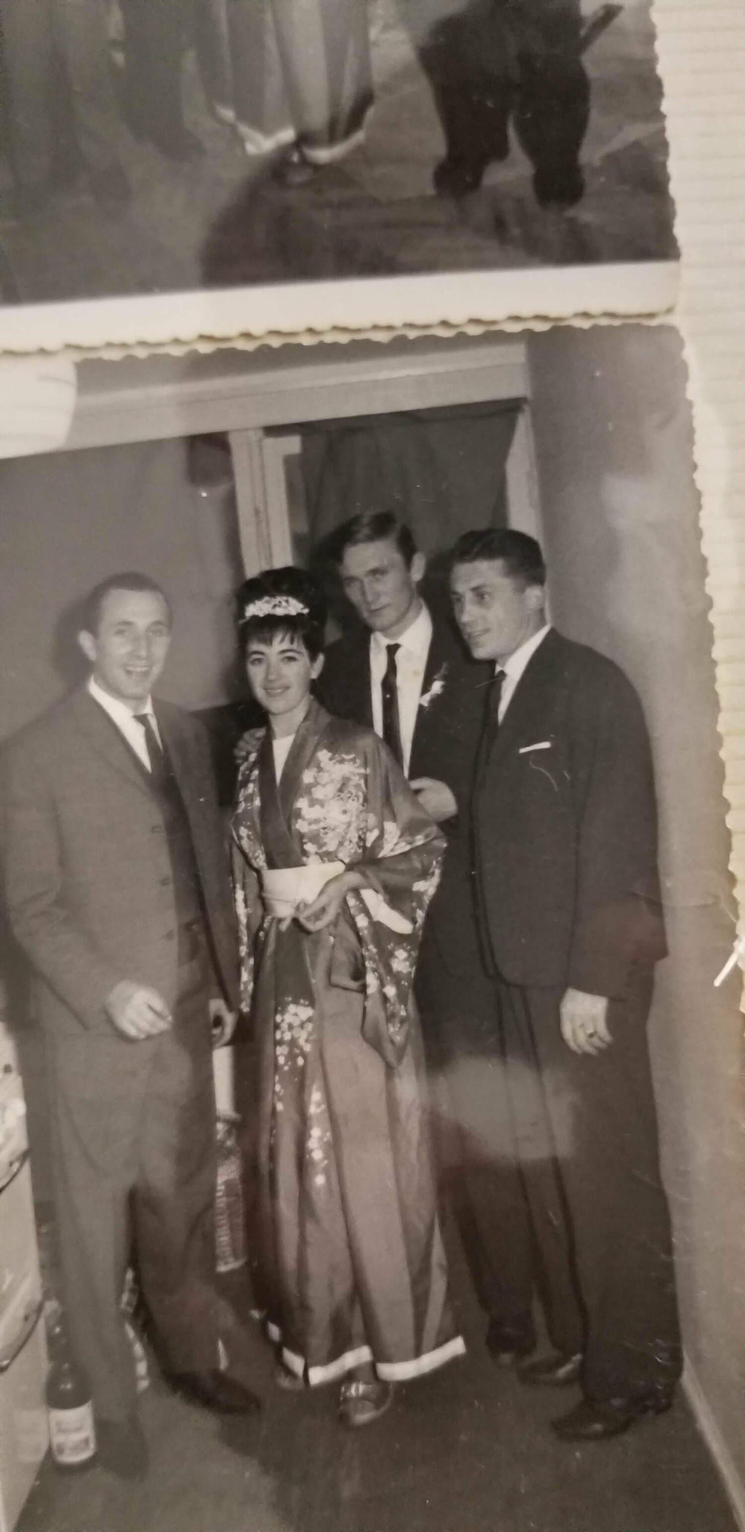 アルバムに残っていた結婚当時のオシム夫妻（中央）