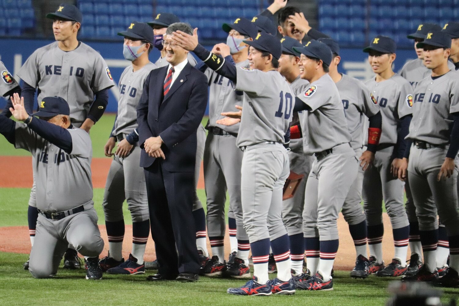 優勝した中央学院大に胴上げを勧める福井ら「どうぞどうぞ」 ⒸMamu Takagi