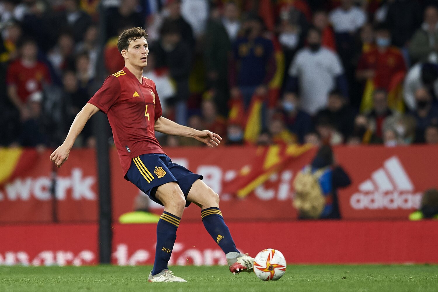 CBのパウ・トーレスは190cm超の長身と快足、さらにハイレベルなビルドアップ能力を兼ね備えている　©Getty Images