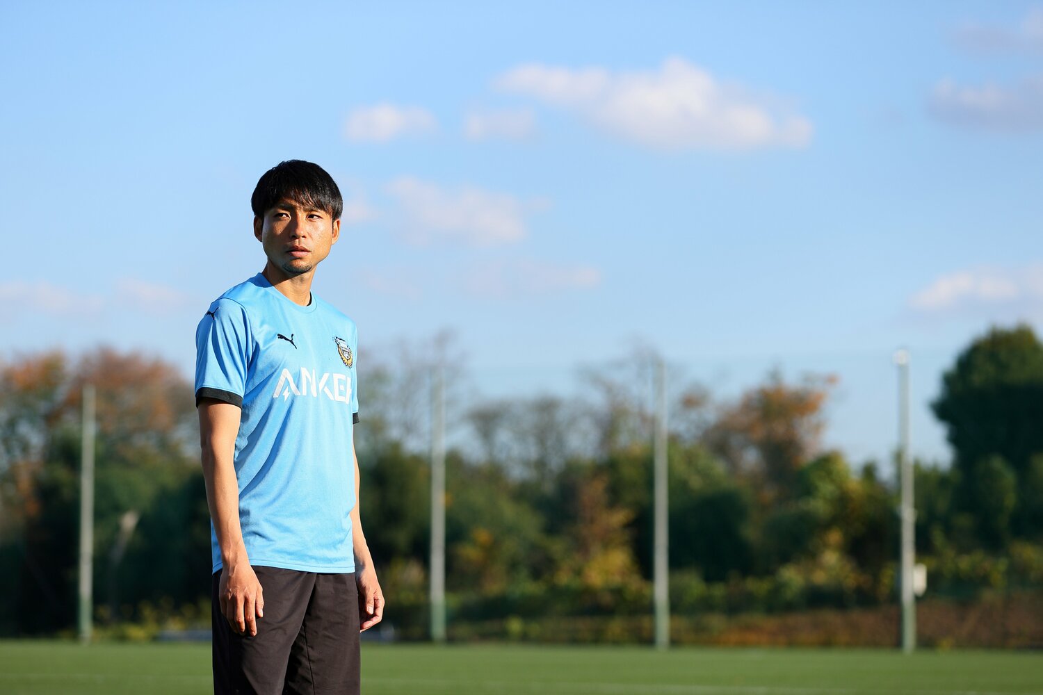 麻生グラウンドでインタビューに応じた小林悠 ©Shigeki Yamamoto