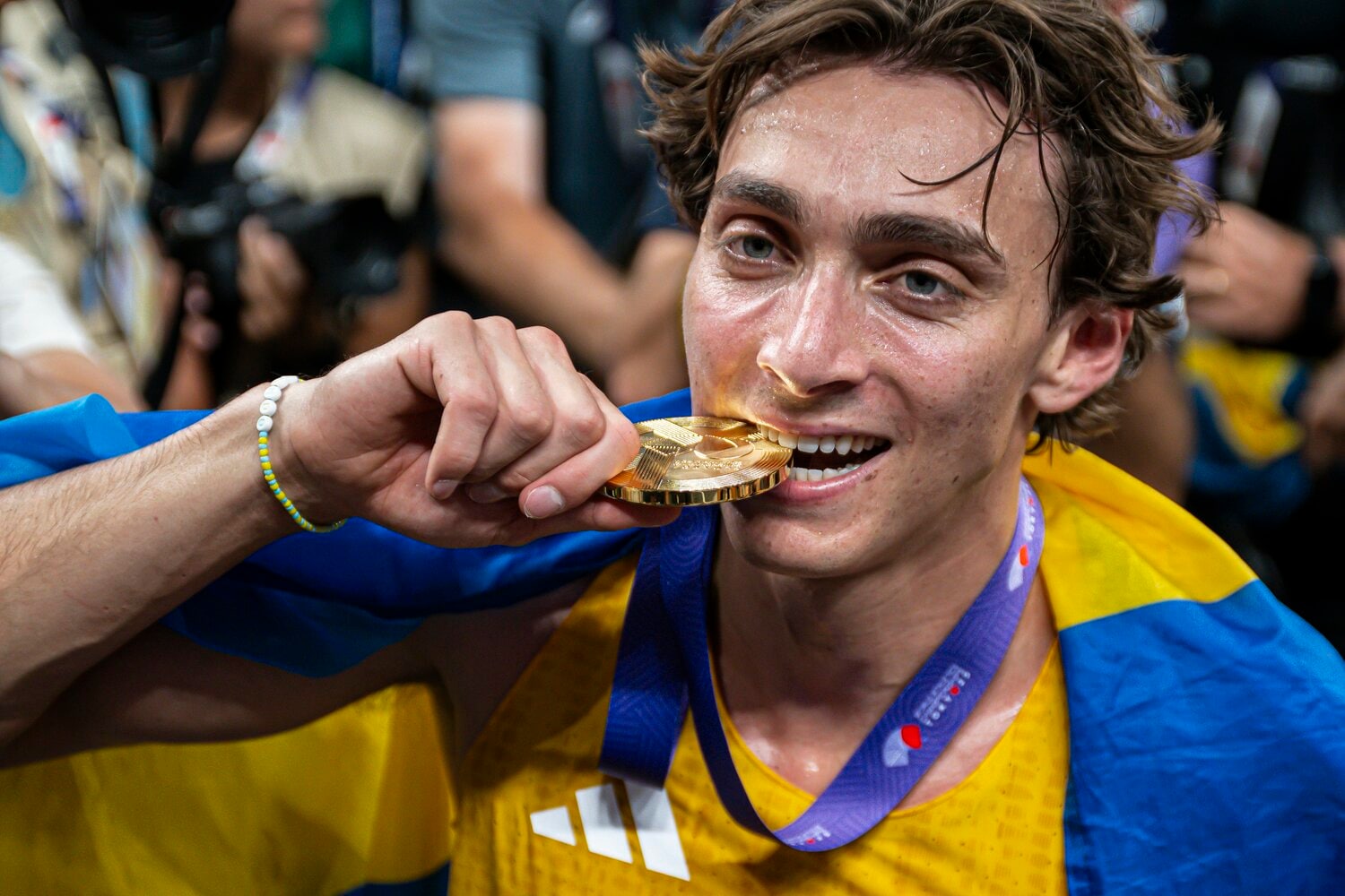 世界陸上の男子棒高跳で金メダルを獲得したスウェーデンのデュプランティス　©JIJI PRESS