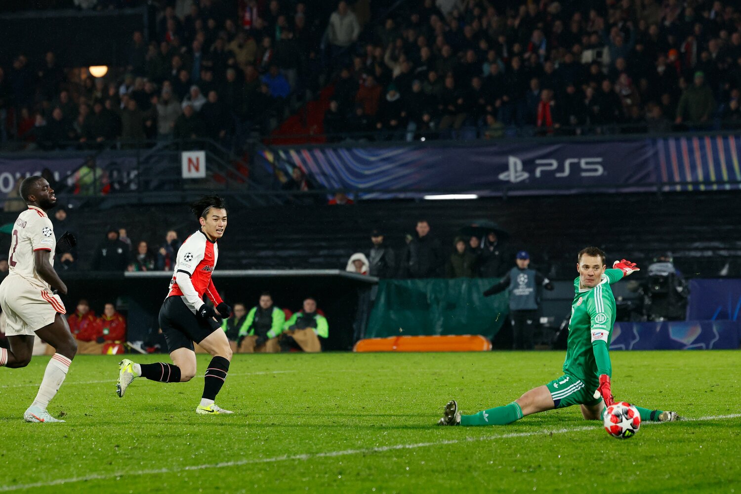 CLバイエルン戦でゴールを決めた上田　©Getty Images