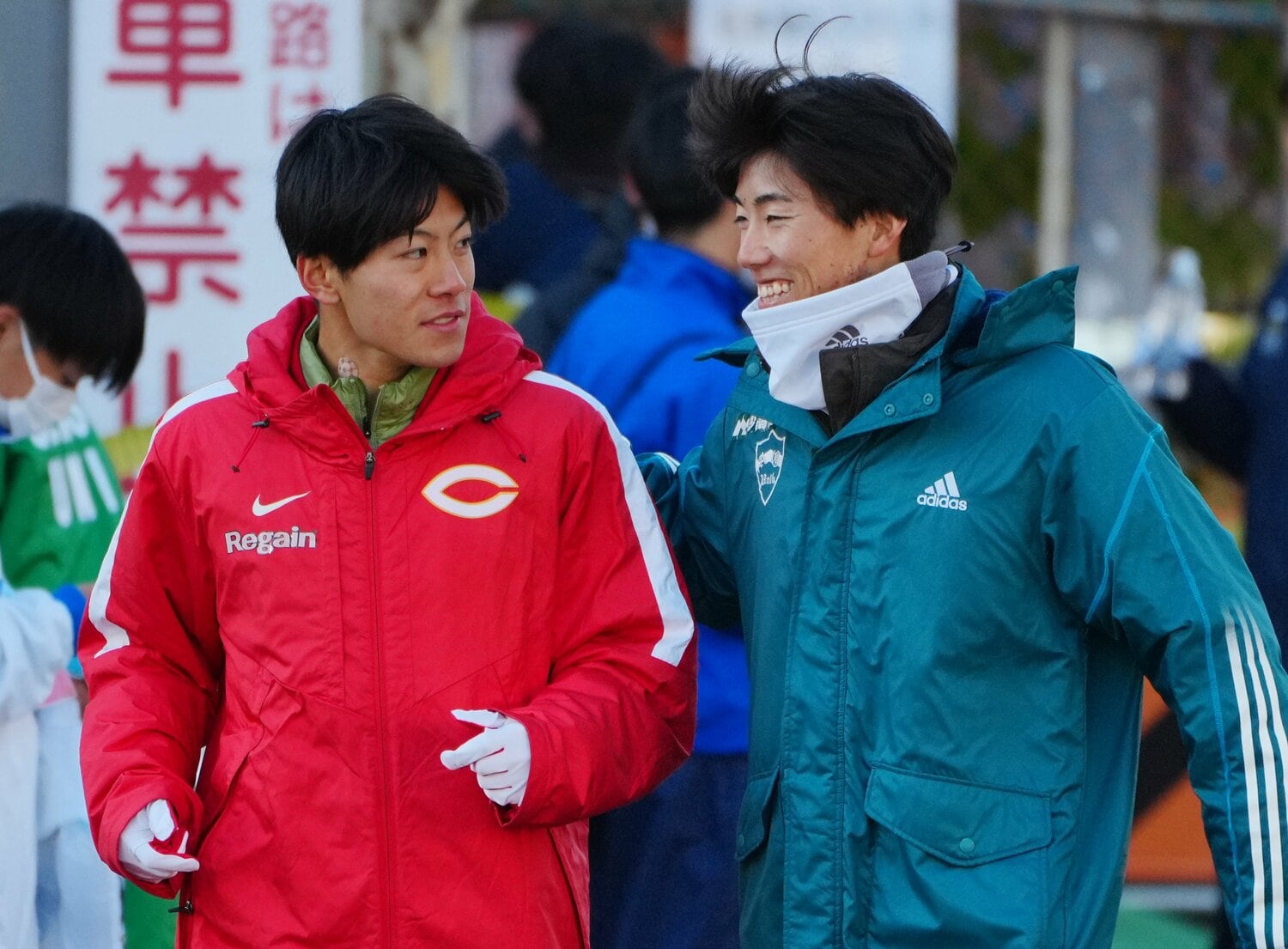 2区レース前の鶴見中継所、吉居に話しかける近藤。「TTランナーズ」で一緒に走った近藤にとって吉居は「かわいい弟のような存在」だという　©Sports Nippon／AFLO