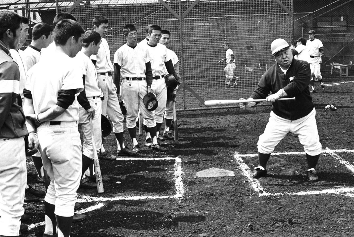 バットを持って部員に指導する姿（1980年撮影）　©BUNGEISHUNJU