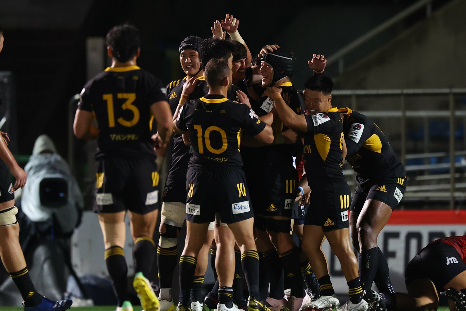 仲間たちにトライを祝福される小澤直輝　©︎JRLO