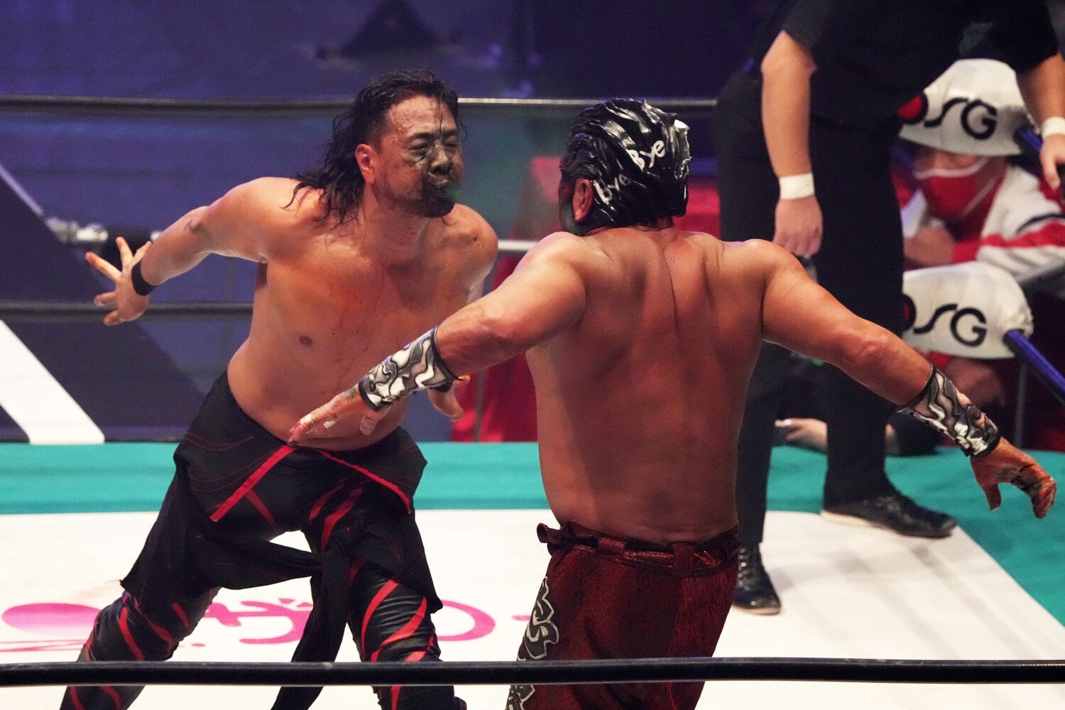 グレート・ムタの口から毒霧を吸引した中邑真輔の“毒霧返し”