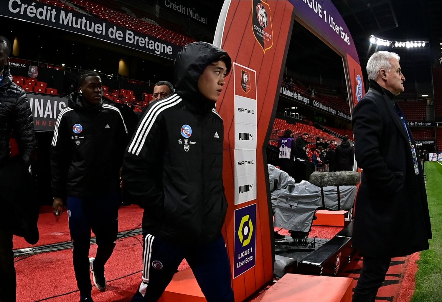 レンヌ戦でベンチ入りしたが、ピッチに立つ瞬間はなかなか巡ってこなかった　©Panoramic/AFLO