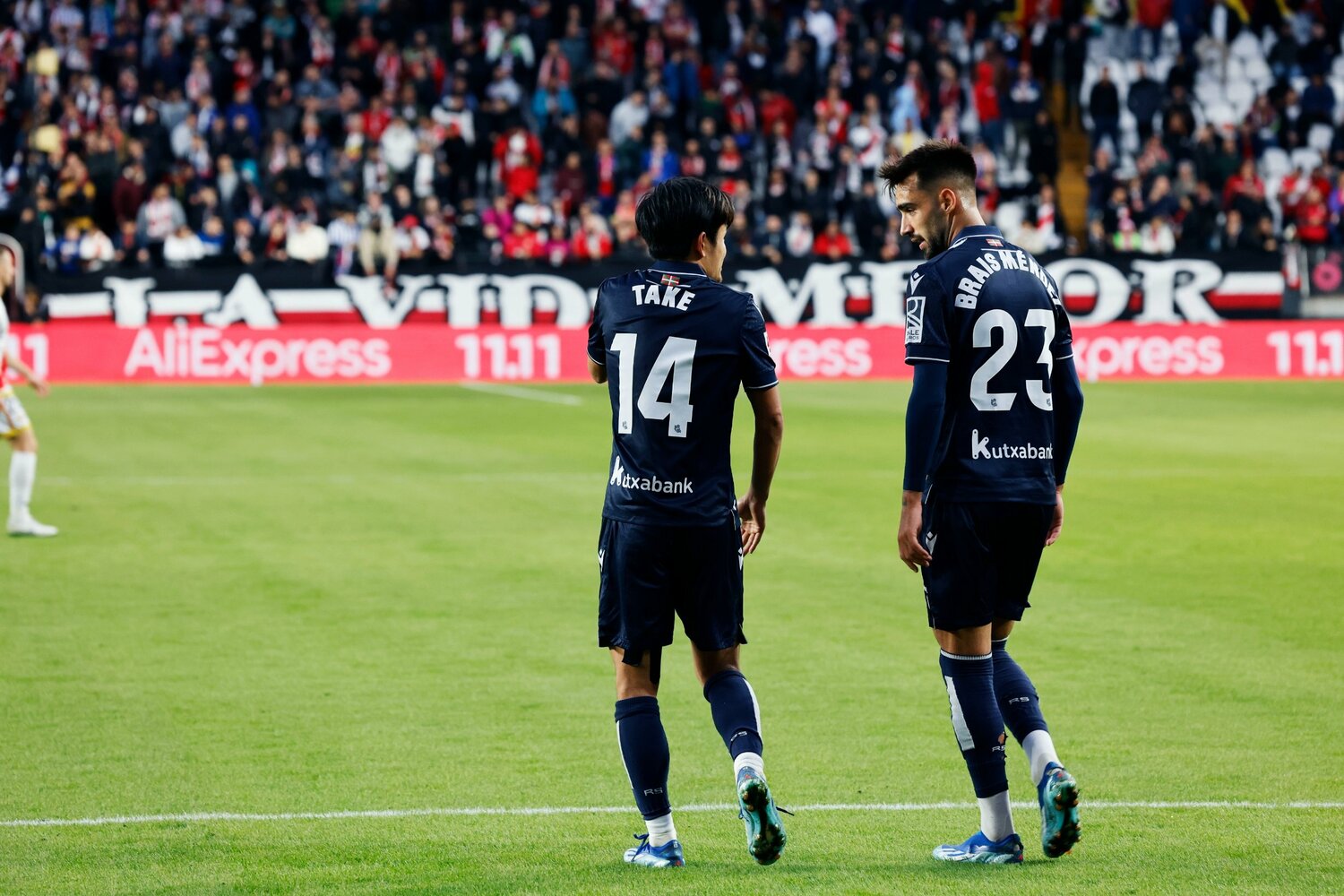 ゴール後にブライスとコミュニケーションを取る