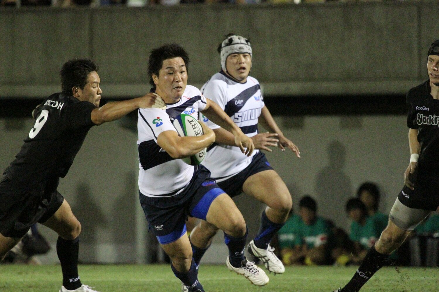 日本代表でも活躍したSO小野晃征。2011年度にはサニックスから初めてベスト15に選出された（写真は2010年リコー戦）　©Nobuhiko Otomo