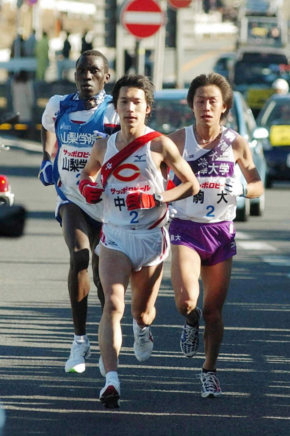 山梨学院大時代はモカンバ（左）らの留学生とチームメイトでもあった。先頭は中央大の藤原正和現監督　©JIJI PRESS