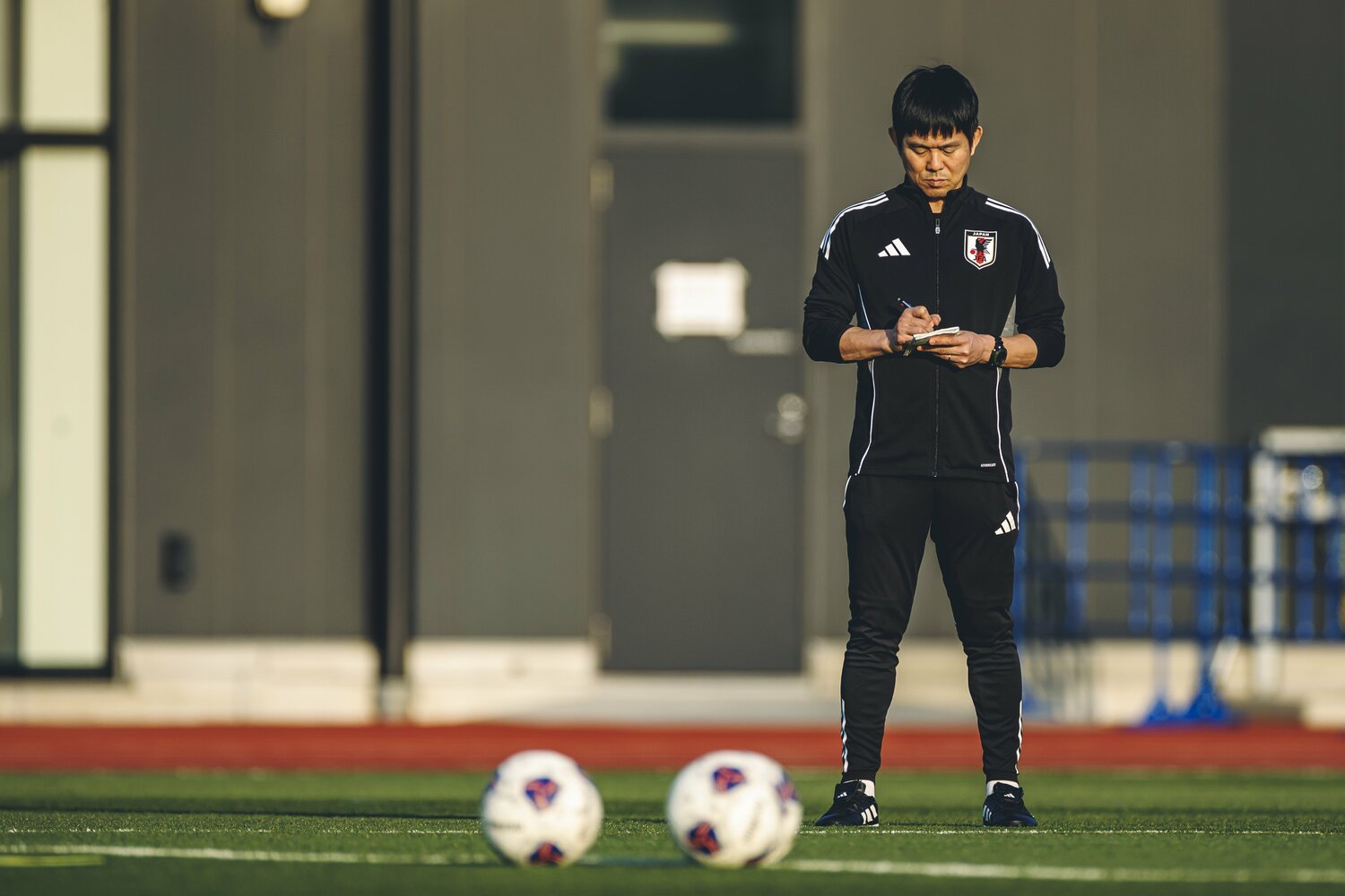 練習を見守りながら「森保メモ」に何事かを書きつける森保一監督　©Kiichi Matsumoto