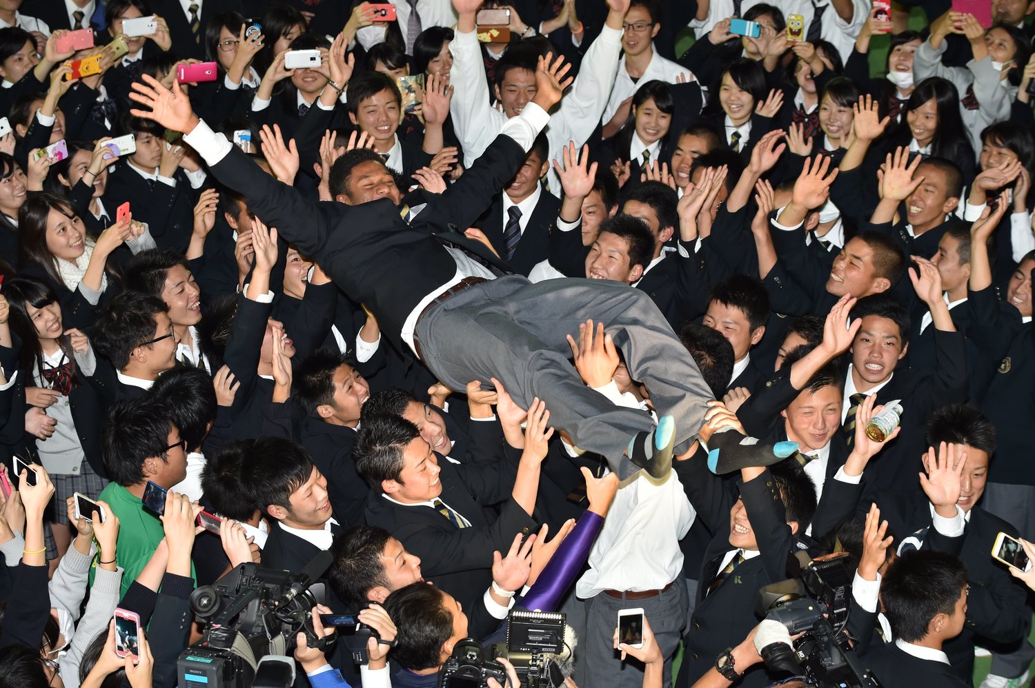 ドラフト1位指名で胴上げされるオコエ©Hideki Sugiyama