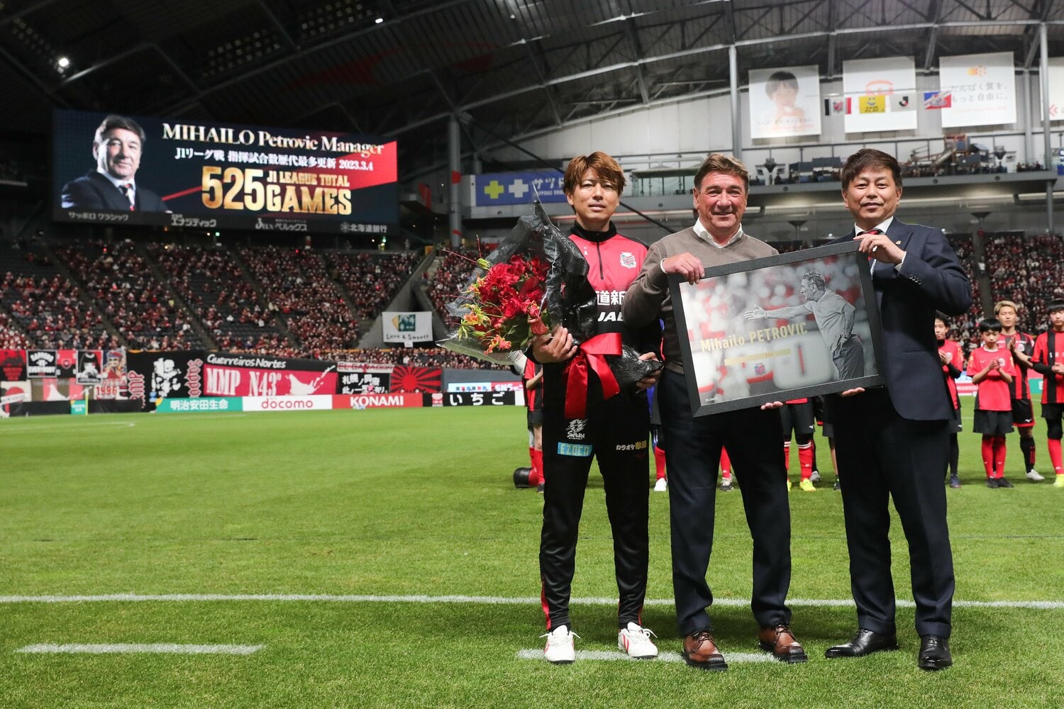 今年3月、西野朗が持つJ1最多指揮試合記録を更新したペトロヴィッチ監督。杉浦通訳(左)、三上GMと ©︎J.LEAGUE