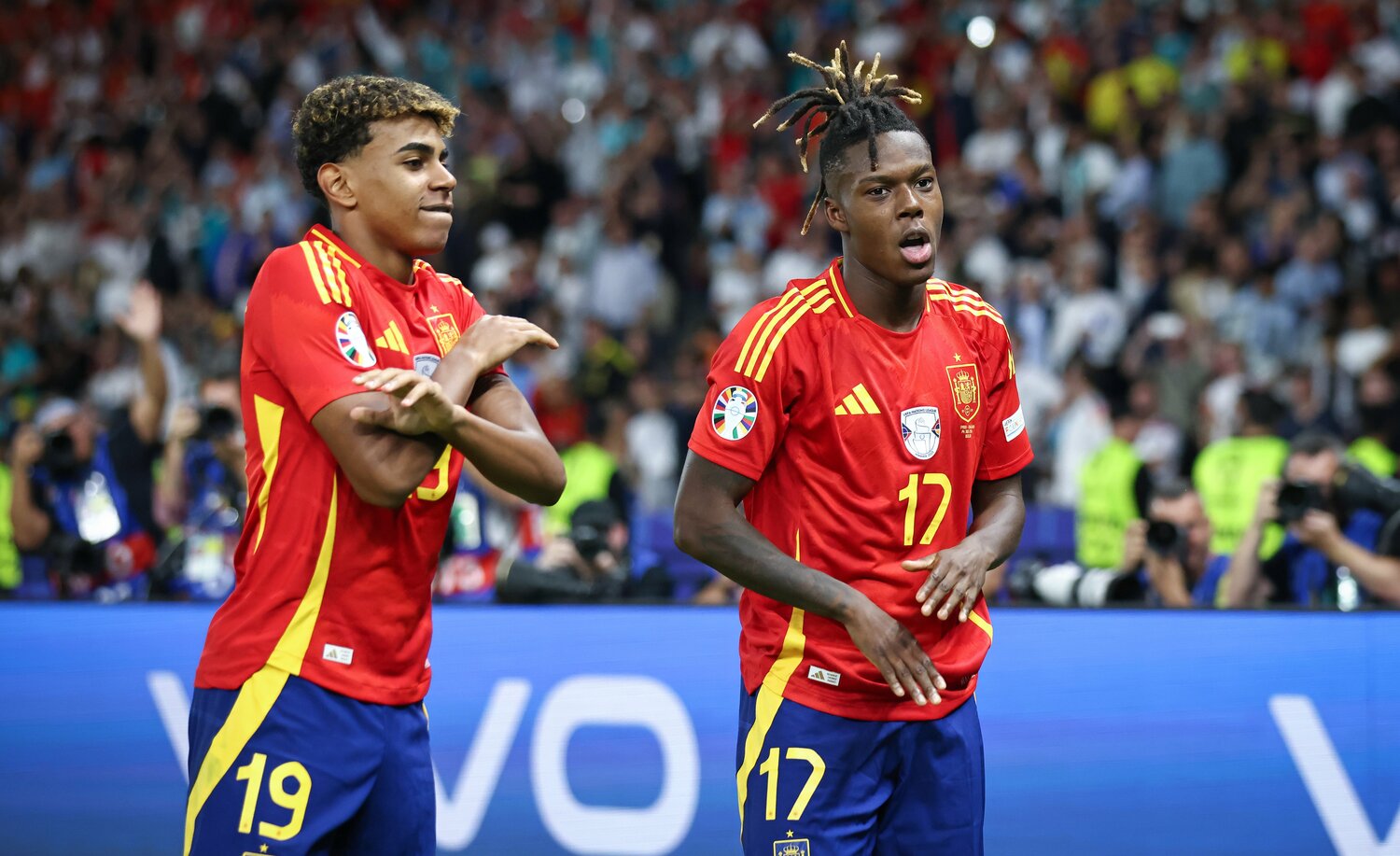 大喜びのヤマルとニコ　©Getty Images