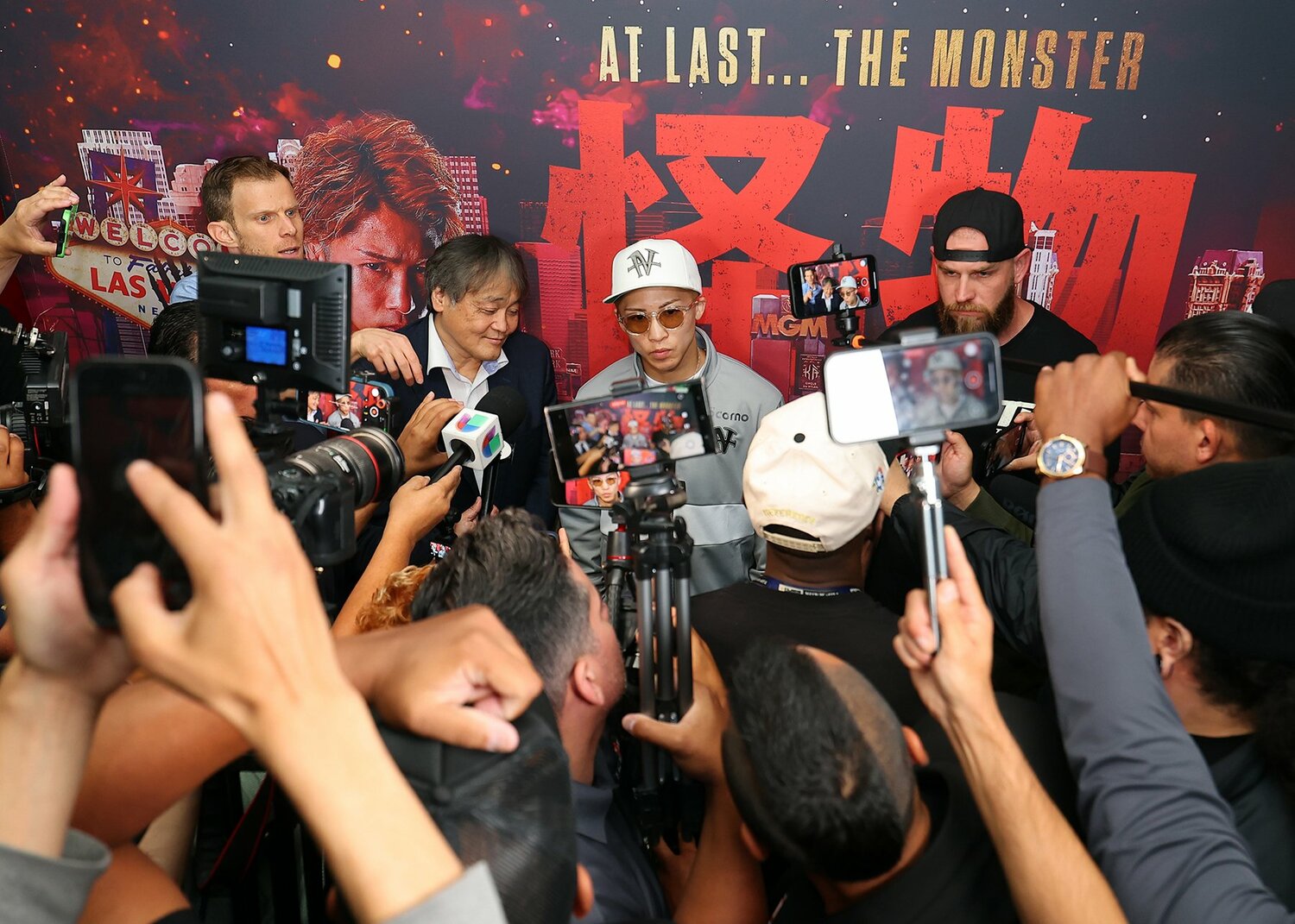 現地メディアに囲まれる井上尚弥　©︎Mikey Williams/Top Rank