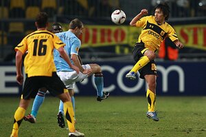 「消火器で発煙筒を…」「お前、忍者か!?」坂田大輔が語るギリシャサッカーの“ヤバさと人情”とは