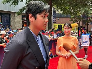 「スーツのボタンがさりげなく」大谷翔平が手をつなぎ…真美子夫人“桃色ドレス”こぼれ話「オオタニがサインいいよって」番記者は球宴で見た