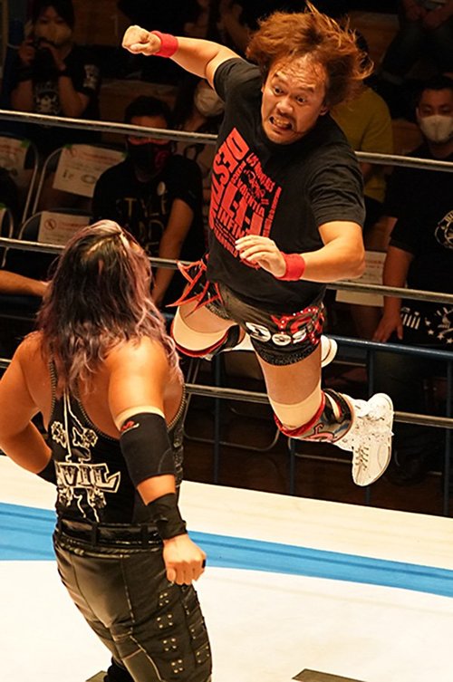 2本のベルトはEVILに貸してただけ!?内藤哲也、神宮球場で