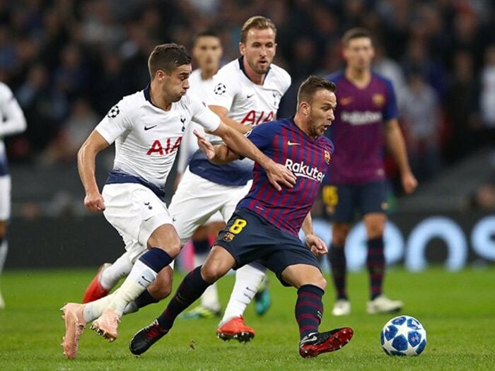 メッシ「シャビを思い出すよ」。バルサの新しい王様アルトゥール。＜Number Web＞ photograph by Uniphoto press