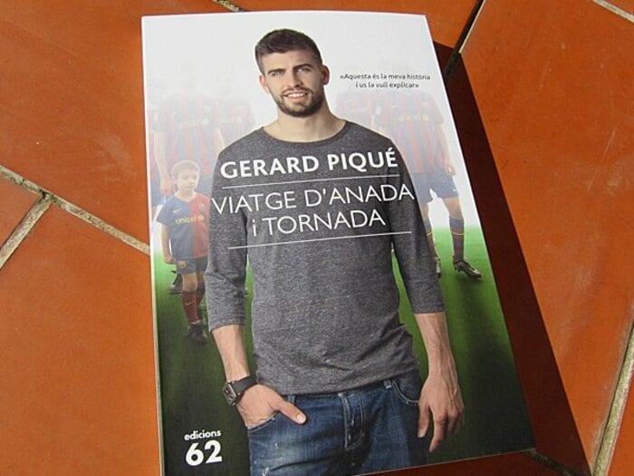 自伝執筆のピケに届いた英国の恩師からの助言。～老将と若きスペイン代表の絆～＜Number Web＞ photograph by Shin Toyofuku