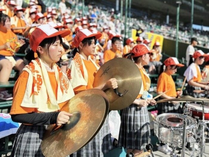 甲子園アルプス応援「シンバルで目玉焼きが作れる」やけど級の熱さ…現地記者が驚いた“その手があったか”の暑さ対策とは?「空調服が好評」<Number Web> photograph by Yukiko Umetsu