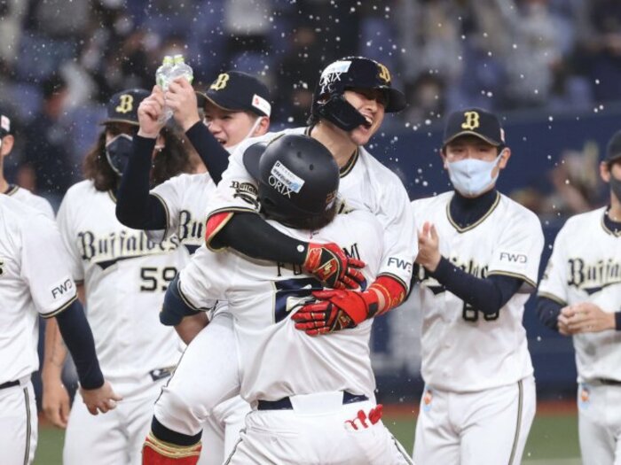 「毎日、朝起きるたびに葛藤が」オリックスの“職人”が34歳で引退決断の理由「僕の中ではあのバスターのせいで…」伝説プレーと知られざる重圧＜Number Web＞ photograph by JIJI PRESS