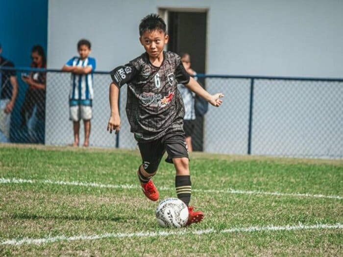 「うーん、あまりにもひどい」9歳長男が突然ブラジル名門クラブから退団通告…それでも父が「うまく社会に入り込めている」と語るワケ<Number Web> photograph by IBER CUP