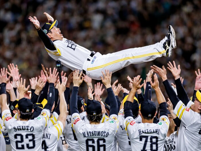 「ソフトバンクはなぜこんなにも強い？」日本シリーズの流れを変えた山川穂高と川村友斗の一発…背景に王貞治会長の直接指導「そんなに振らなくてもいい」＜Number Web＞ photograph by Kiichi Matsumoto