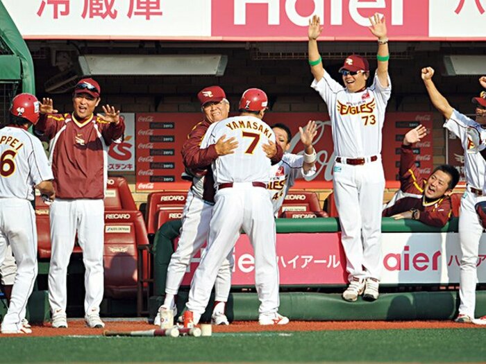 <最後の教え子たちの記憶>山崎武司&鉄平が語る楽天改革「オヤジを胴上げしたかった」<Number Web> photograph by Hideki Sugiyama