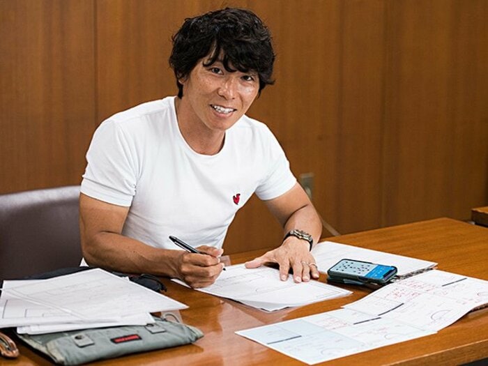 佐藤寿人が語る“解説者”という仕事の難しさ「今は見たい、知りたいという気持ちの方が強い」今は入浴中もずっとサッカー観戦?<Number Web> photograph by Asami Enomoto