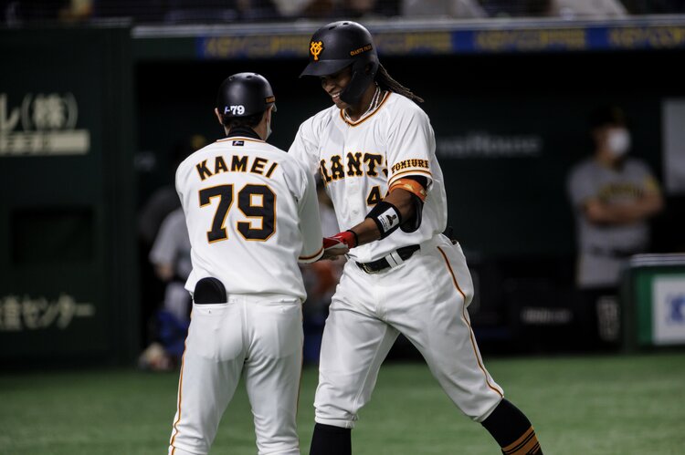 送球をグラウンドに叩きつけることも…“危なすぎる守備”アダム