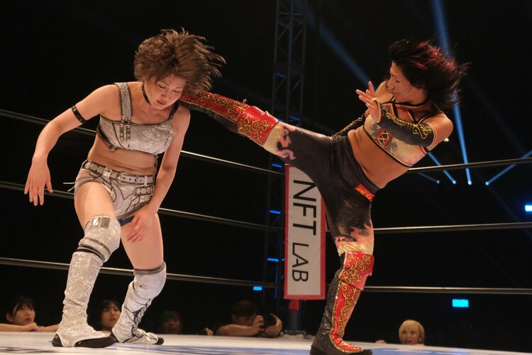 水着グラビアも披露のアイドル路線から急転換…素顔は“オラオラ