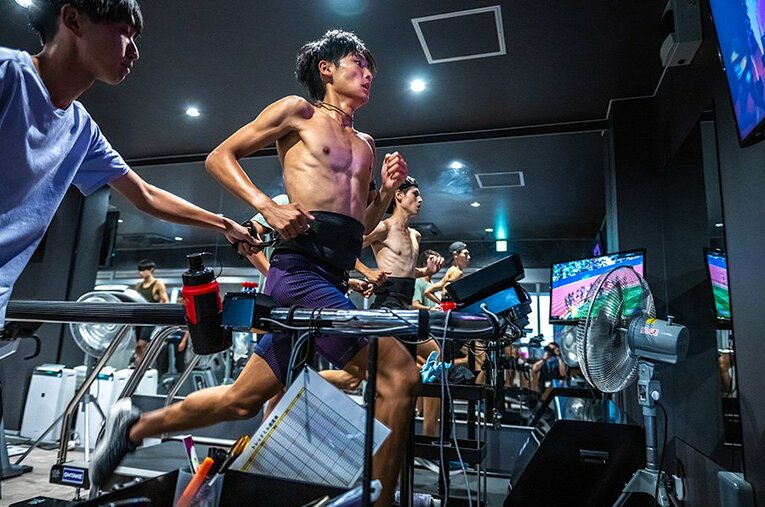 10台のトレッドミルが並び、すべてのデータはパソコンに集約される城西大の低酸素室 ／ photograph by Takuya Sugiyama