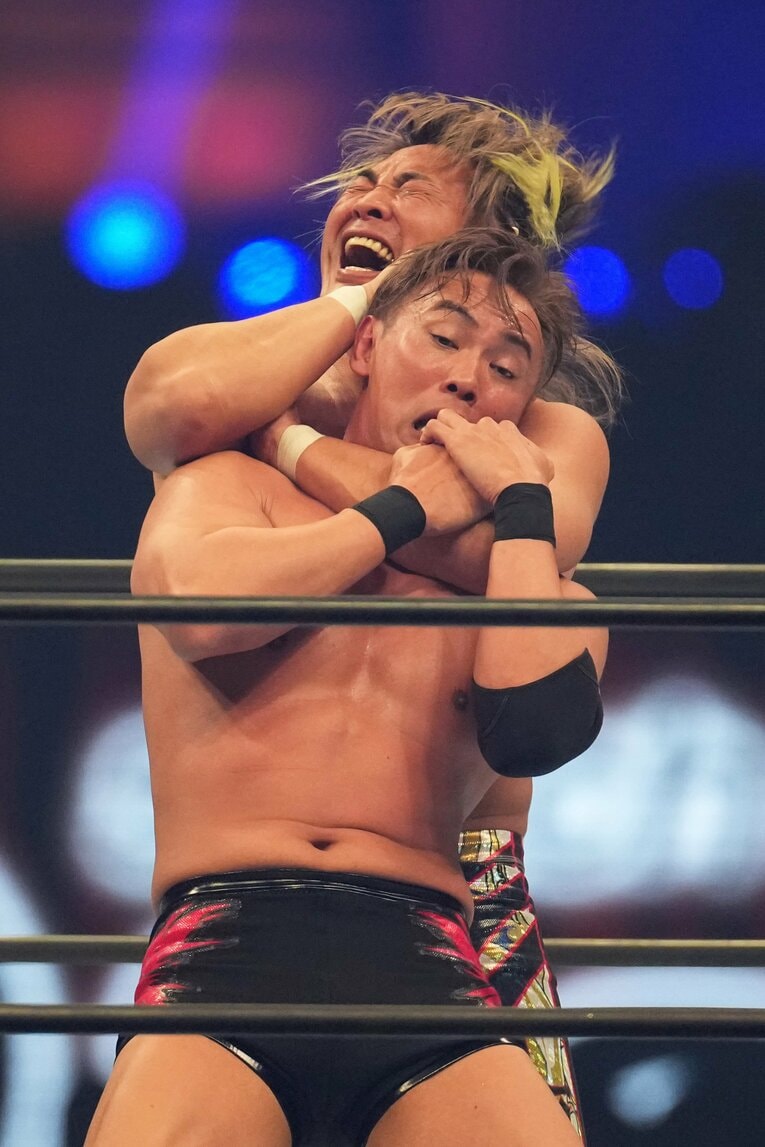 スリーパーホールドでオカダ・カズチカを捕らえた棚橋弘至　©Essei Hara