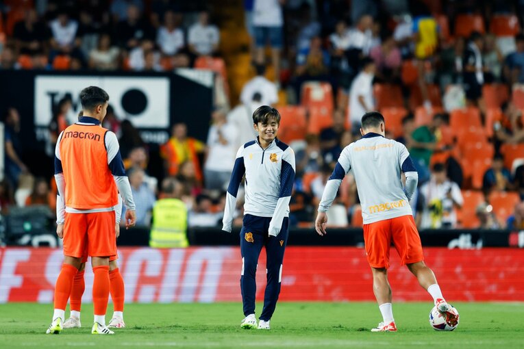 「久保建英が敵地の子供にユニをプレゼント！」“愛されすぎなタケ”の神対応…「お米がパリッと」バレンシア名物パエリアも食べて撮った(3)