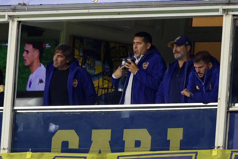 ティグレ戦、ボンボネーラで観戦するリケルメ。現在もボカに携わっている　©AFP/JIJI PRESS