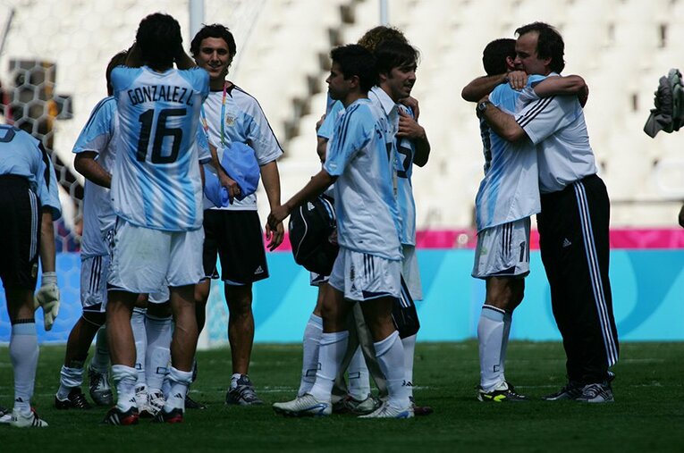 2004年アテネ五輪決勝でパラグアイを下して優勝したアルゼンチン ／ photograph by JMPA