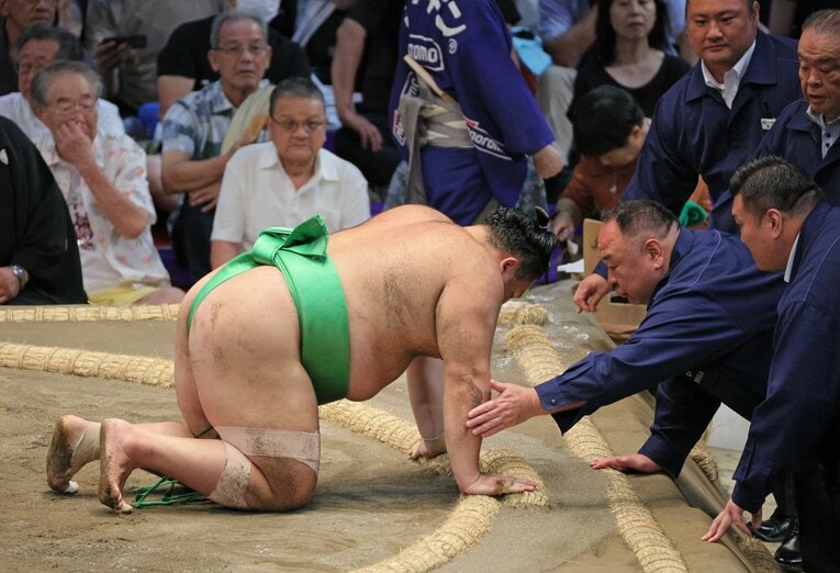 昨年の7月場所4日目、一山本との取組後、立ち上がることができない朝乃山。左膝の大ケガでその後3場所連続全休に　©JIJI PRESS