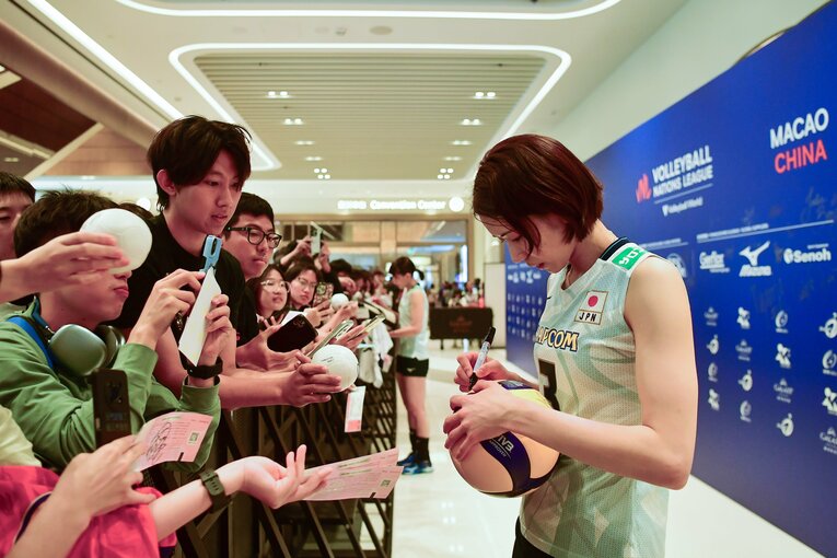 マカオのファンに囲まれる石川真佑　©︎Volleyball World