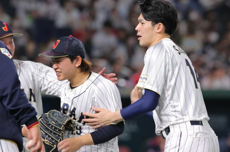 3月11日のチェコ戦直後、3番手で試合を締めた宮城大弥に駆け寄った先発の佐々木朗希 ／ photograph by Sankei Shinbun