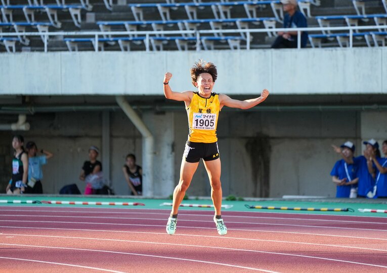 ゴール後、記録を確認して飛び上がって喜ぶ清水　　©︎Satoshi Wada