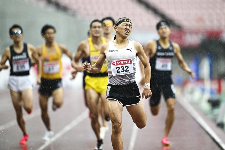 日本選手権の800ｍでシニア選手を抑えて圧勝した17歳の落合晃。パリ五輪参加標準記録を目指した果敢なアタックが印象的だった　©Asami Enomoto