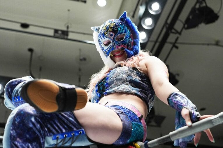 試合前のコーナーで笑みを浮かべるスターライト・キッド。新ユニットを結成、マスクも黒から青にチェンジし、悲願の『5★STAR GP』優勝を狙う ／ photograph by Essei Hara