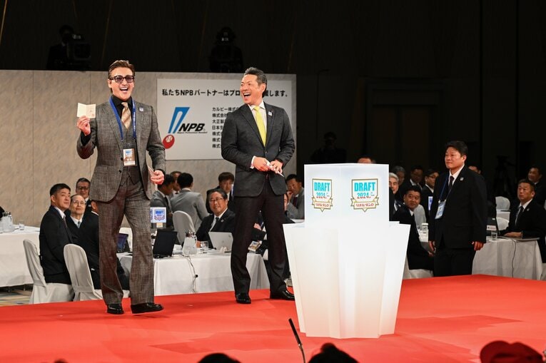 柴田獅子のクジを引いた新庄監督の喜びようにつられて笑ってしまった？ 小久保監督　©Nanae Suzuki