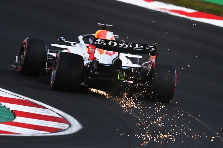 日の丸カラーのボディ側面とリアウイングに「ありがとう」と描かれた、スペシャルカラーリングのレッドブル・ホンダRB16B ／ photograph by Getty Images